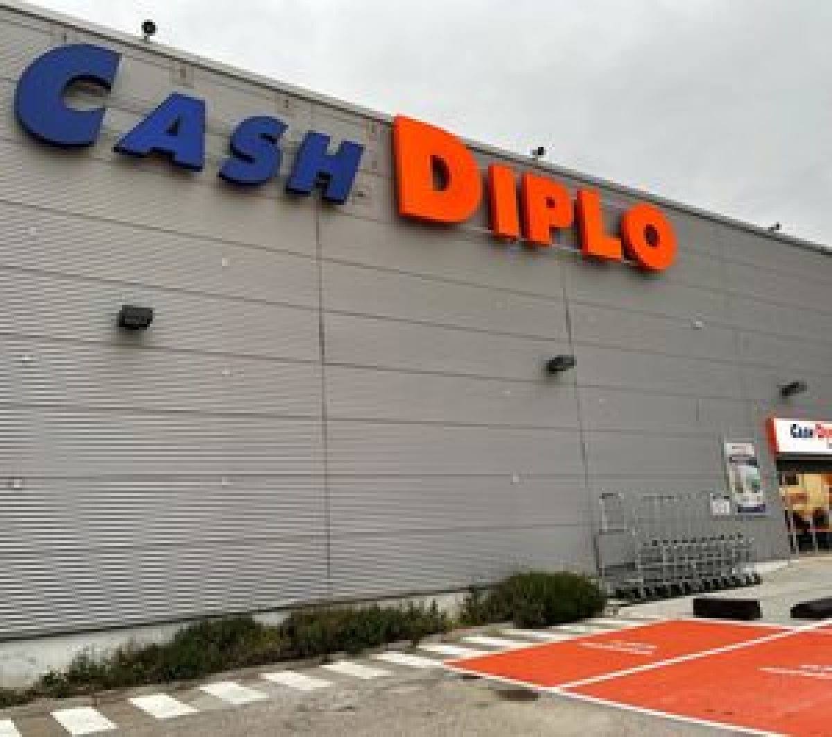 Supports pour les points de vente de la chaîne Cash Diplo